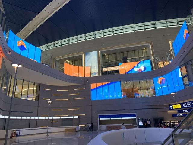 深圳10号线搭载OLED透明屏开通，铁歌科技贴膜屏能否与其争锋？