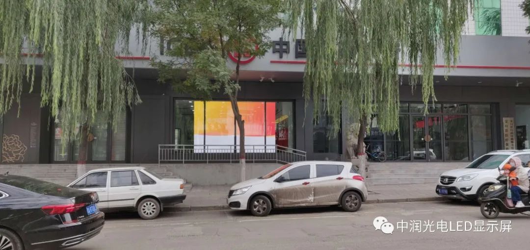 中润LED贴膜屏案例，当创意遇上创意，当创意遇上创意，谁惊艳了谁？