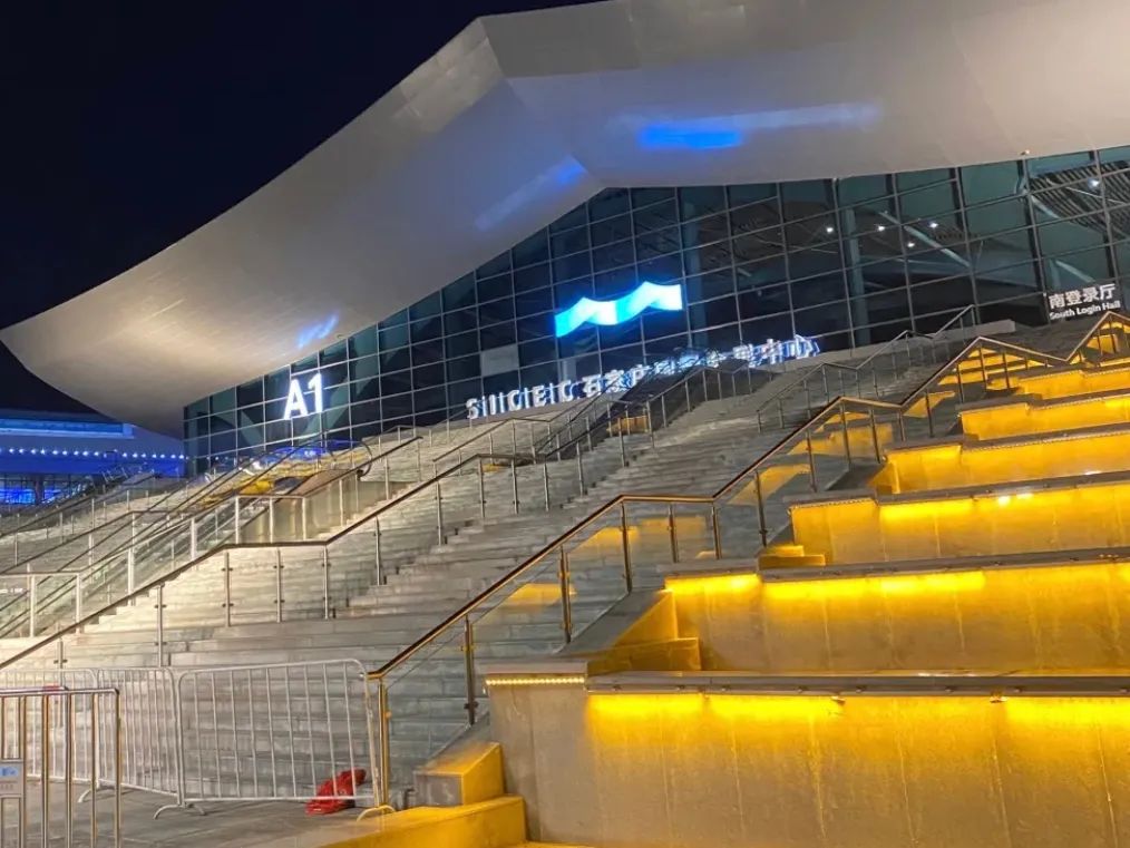 助力打造华北最大会展中心，洲明点亮石家庄璀璨夜色！