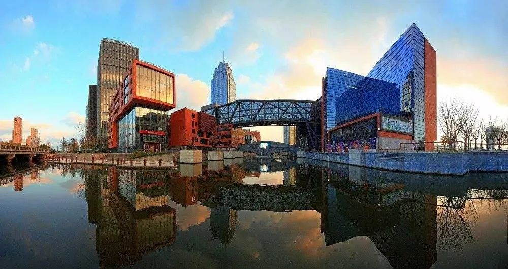 洲明再造网红景点！1400㎡创意屏点亮宁波“曼哈顿”！