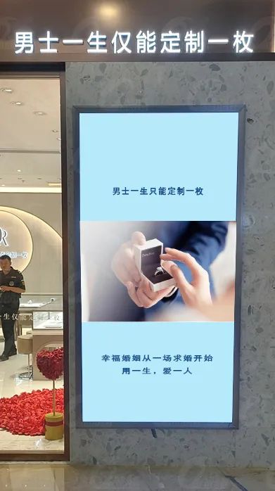商用化普及提速，强力巨彩LED橱窗屏助力智慧零售