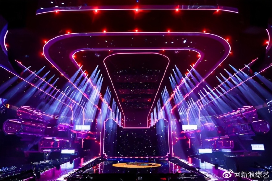 天猫舞台把上海的升降机都要过来了,苏宁双十一舞美打得过吗? 天猫舞台把上海的升降机都要过来了,苏宁双十一舞美打得过吗?