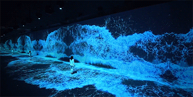 炸裂！LED巨型显示屏下，翻滚的3D巨浪