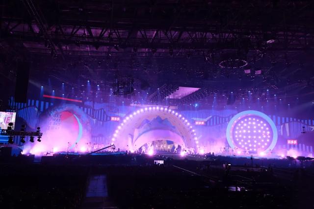 2020青春芒果夜，这个舞台就耀这YOUNG炫！