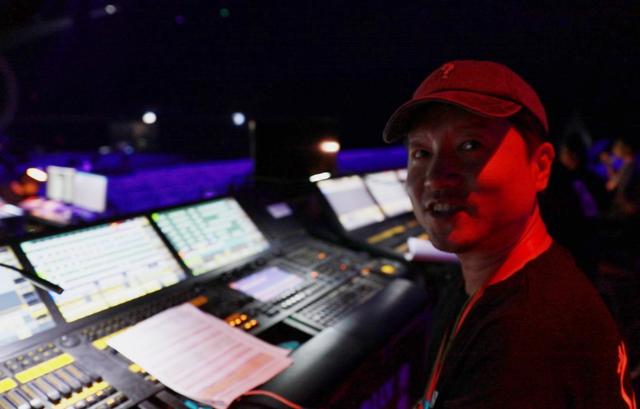 2020青春芒果夜，这个舞台就耀这YOUNG炫！