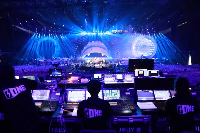 2020青春芒果夜，这个舞台就耀这YOUNG炫！