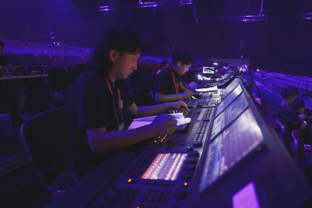 2020青春芒果夜，这个舞台就耀这YOUNG炫！