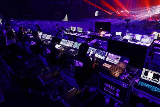 2020青春芒果夜，这个舞台就耀这YOUNG炫！