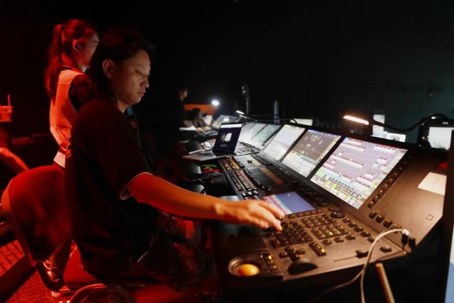 2020青春芒果夜，这个舞台就耀这YOUNG炫！