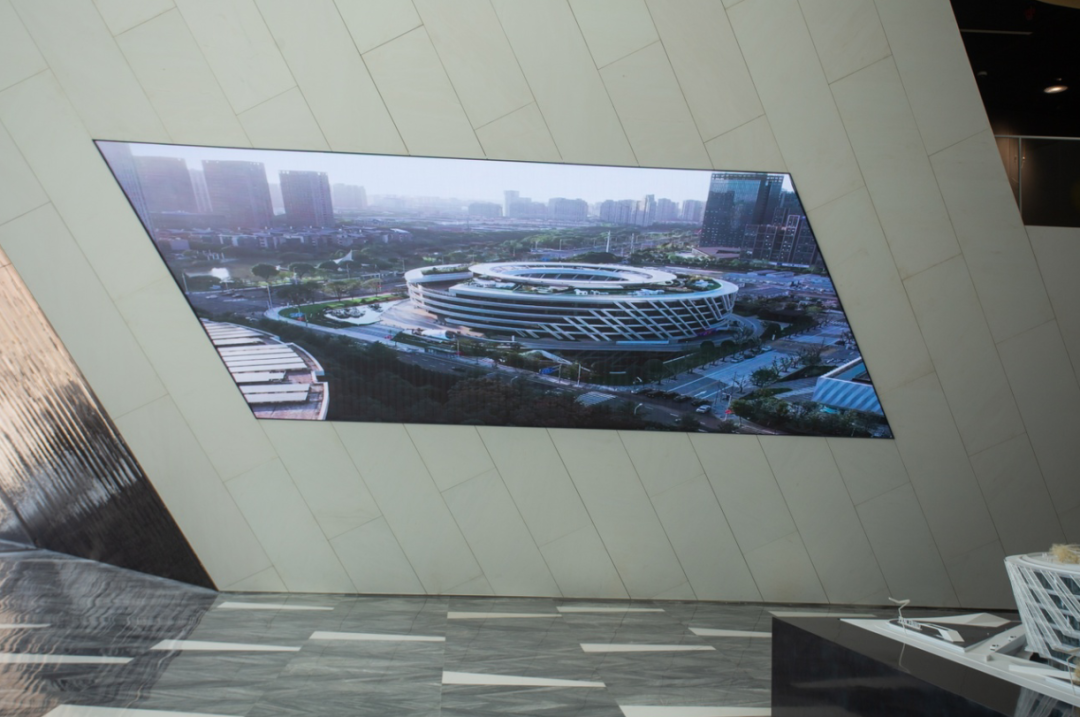 助力第24届宁波国际服装节！联建光电700㎡创意屏闪耀太平鸟集团总部