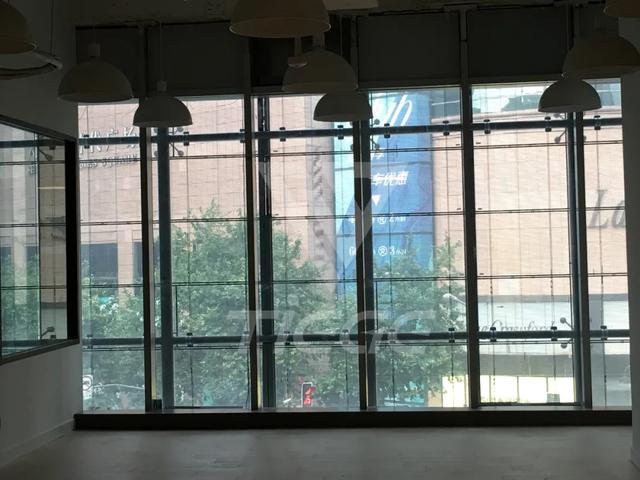 铁歌贴膜屏为上海广场添彩