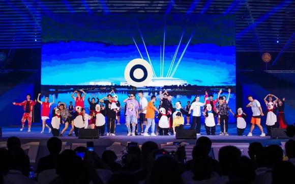 洲明大屏点亮蓉城，全民共迎2021成都大运会！