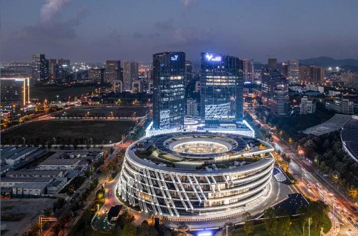 助力第24届宁波国际服装节！联建光电700㎡创意屏闪耀太平鸟集团总部