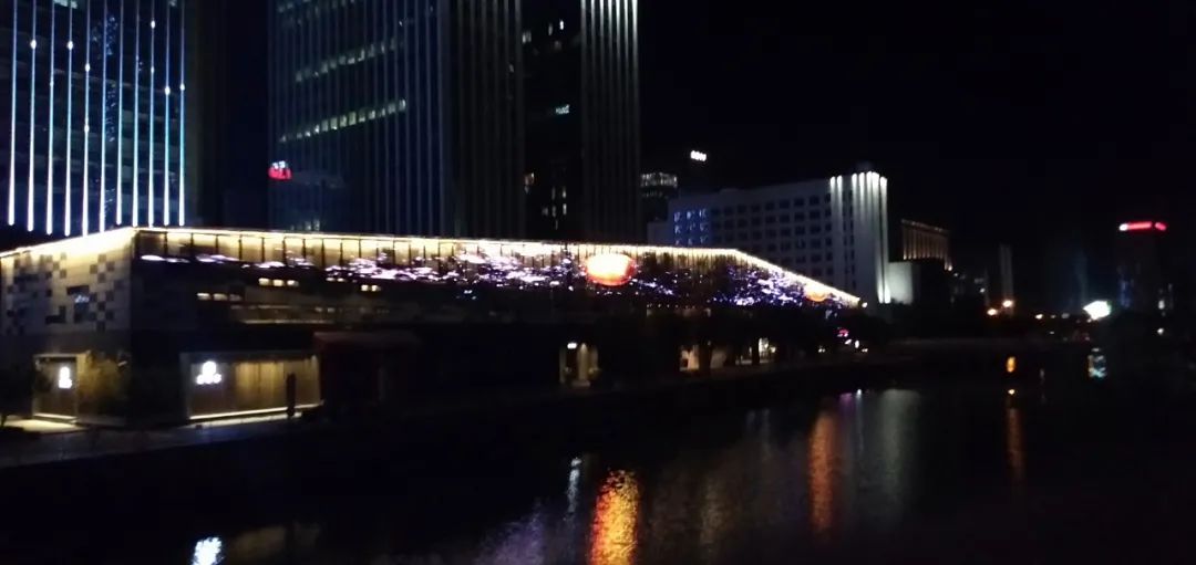 洲明再造网红景点！1400㎡创意屏点亮宁波“曼哈顿”！