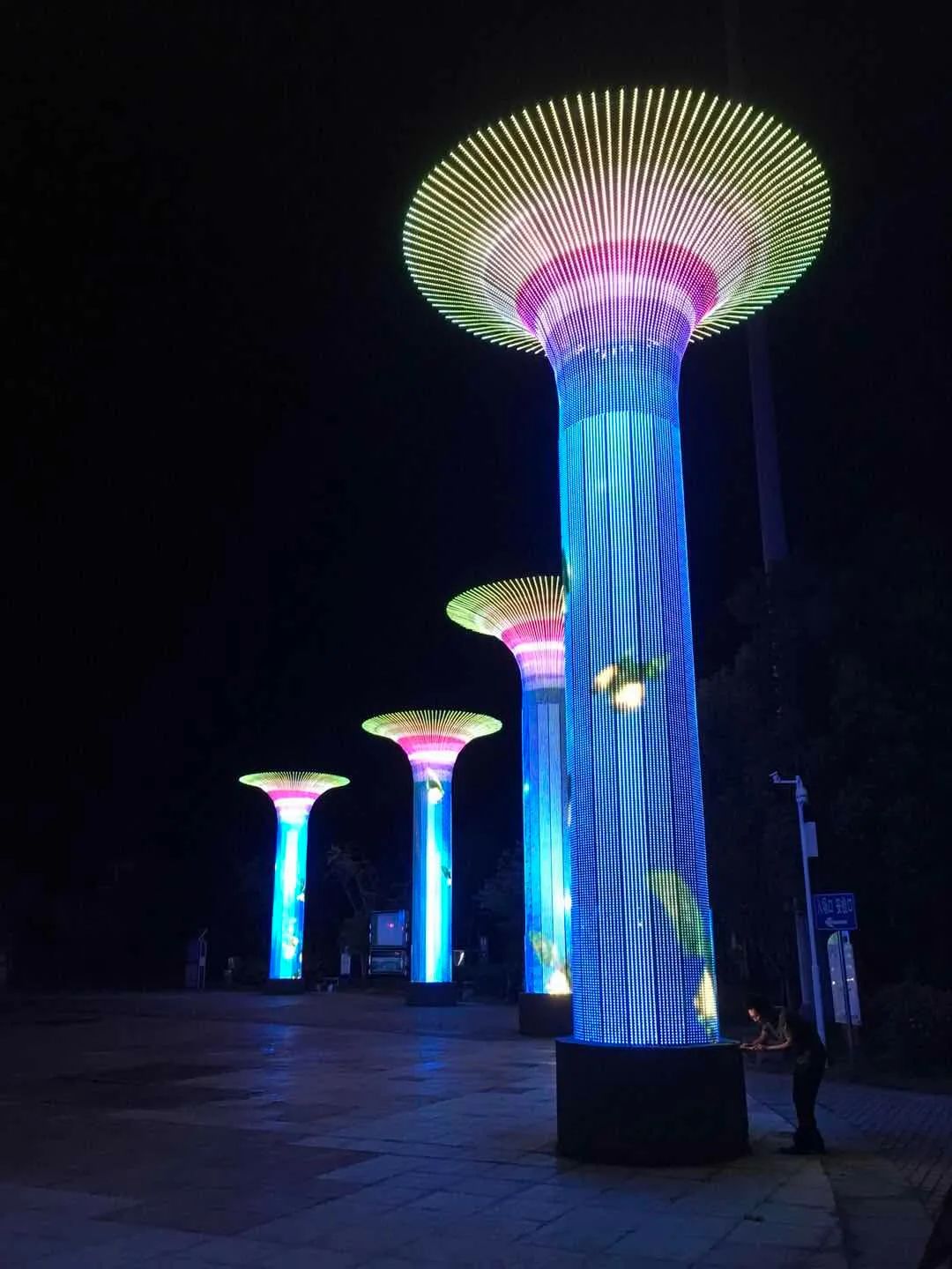 洲明再造网红景点！1400㎡创意屏点亮宁波“曼哈顿”！