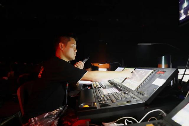 2020青春芒果夜，这个舞台就耀这YOUNG炫！