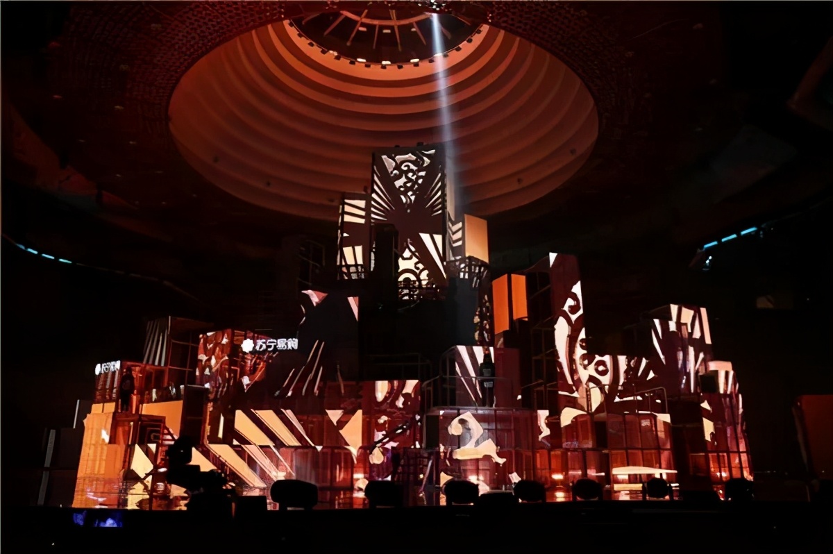 天猫舞台把上海的升降机都要过来了,苏宁双十一舞美打得过吗? 天猫舞台把上海的升降机都要过来了,苏宁双十一舞美打得过吗?