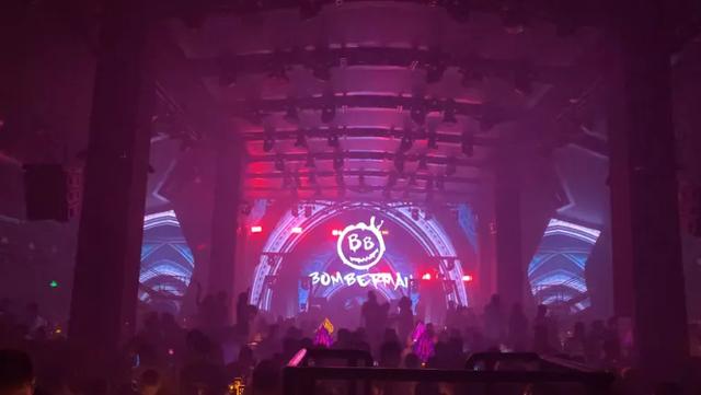 这些橱窗里的壹品透明屏，让“动起来”的线下门店火到“炸裂”！