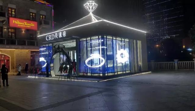 这些橱窗里的壹品透明屏，让“动起来”的线下门店火到“炸裂”！