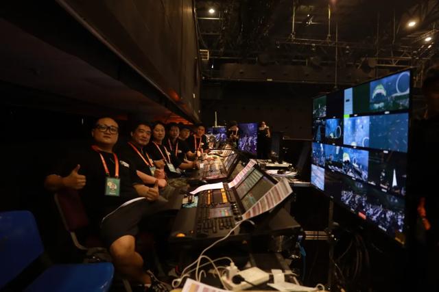 2020青春芒果夜，这个舞台就耀这YOUNG炫！