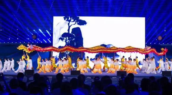 洲明大屏点亮蓉城，全民共迎2021成都大运会！