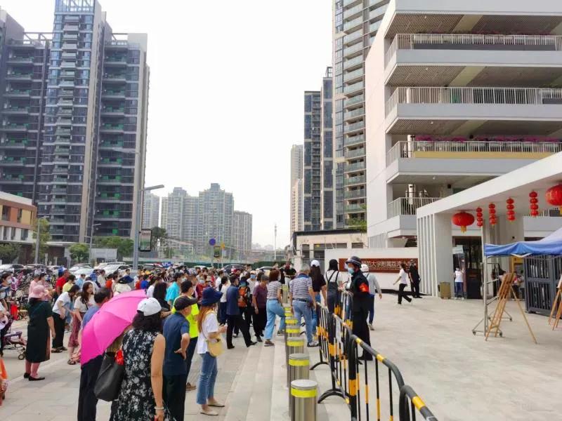 智慧城市新发展，领航灯杆屏助力守护校园交通安全