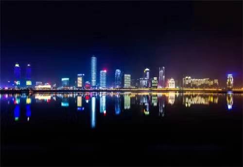 七彩云南，魅力经开丨鸿利智汇加入“亮化”行动，全力打造云南经开核心城区靓丽夜景