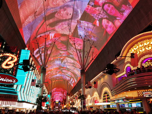 豪门“联姻”成常态，LED显示屏企业争先抢夺新型显示市场