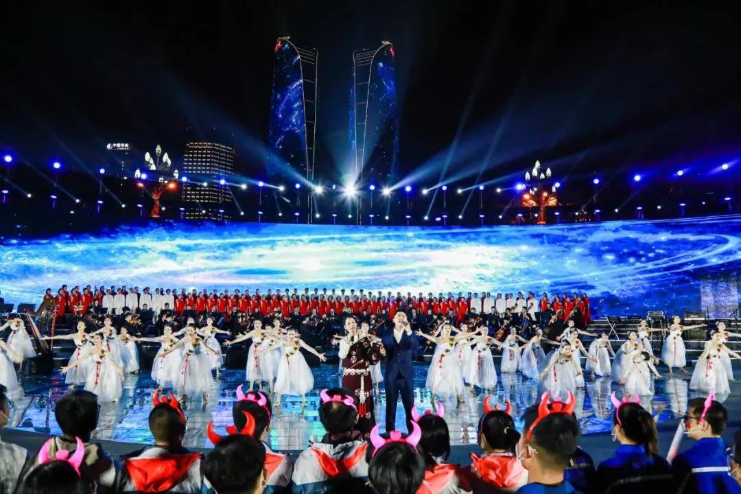 5.2万平方米LED屏幕与灯光建筑融于一体，开启绚烂梦幻的大型灯光秀