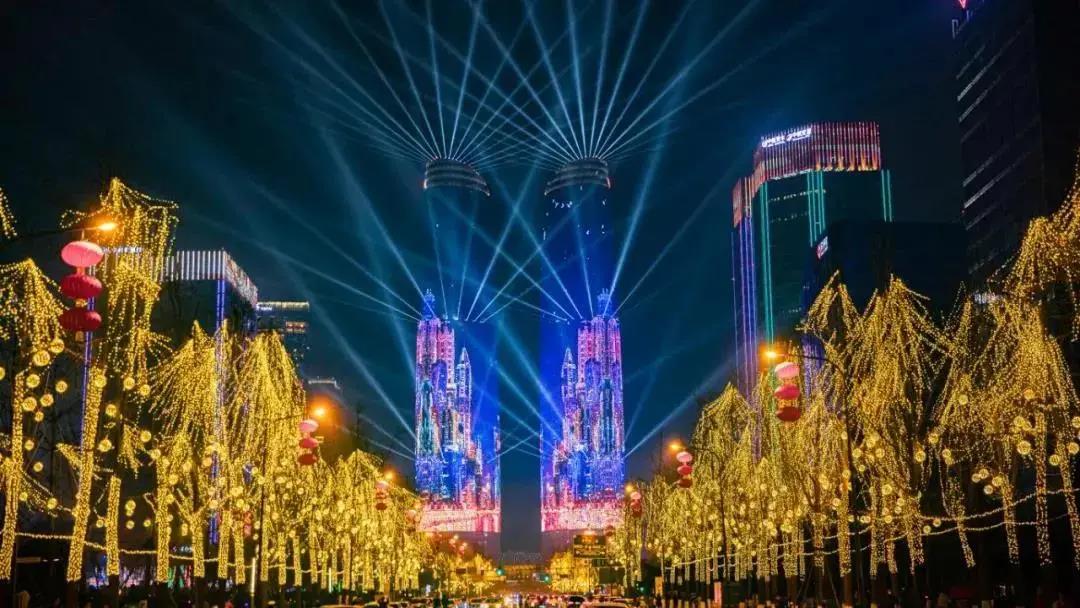 5.2万平方米LED屏幕与灯光建筑融于一体，开启绚烂梦幻的大型灯光秀