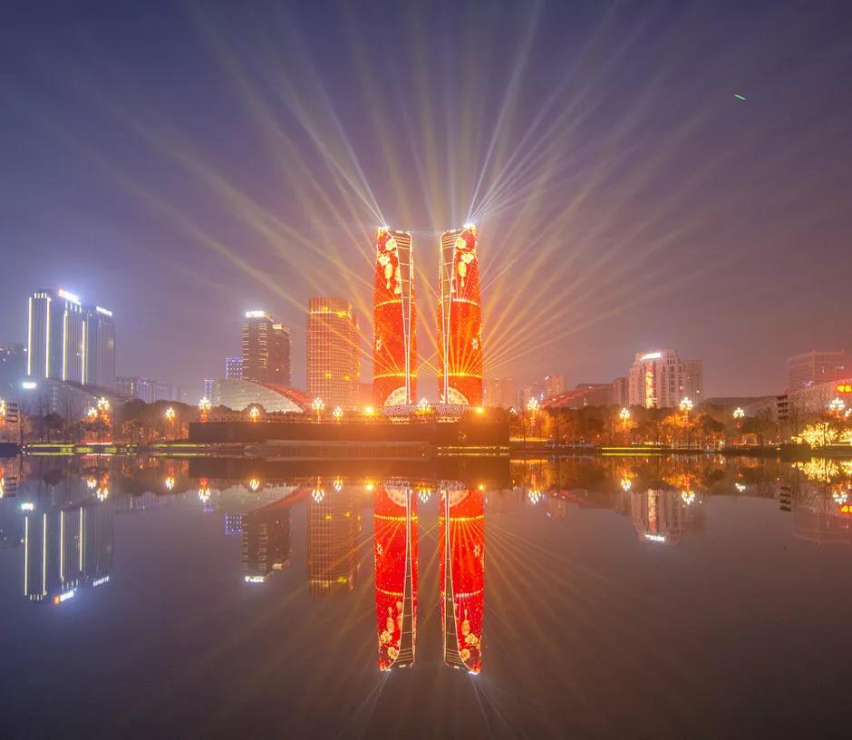 5.2万平方米LED屏幕与灯光建筑融于一体，开启绚烂梦幻的大型灯光秀