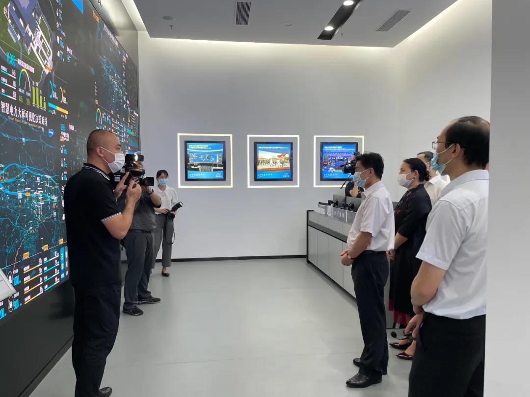 广东省政协主席王荣率队赴广州雷曼8K超高清展厅考察调研