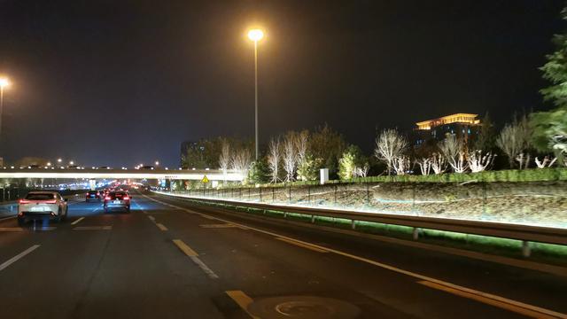 石景山阜石路夜景照明全线开启，5.3万套节能灯具点亮冬奥大道