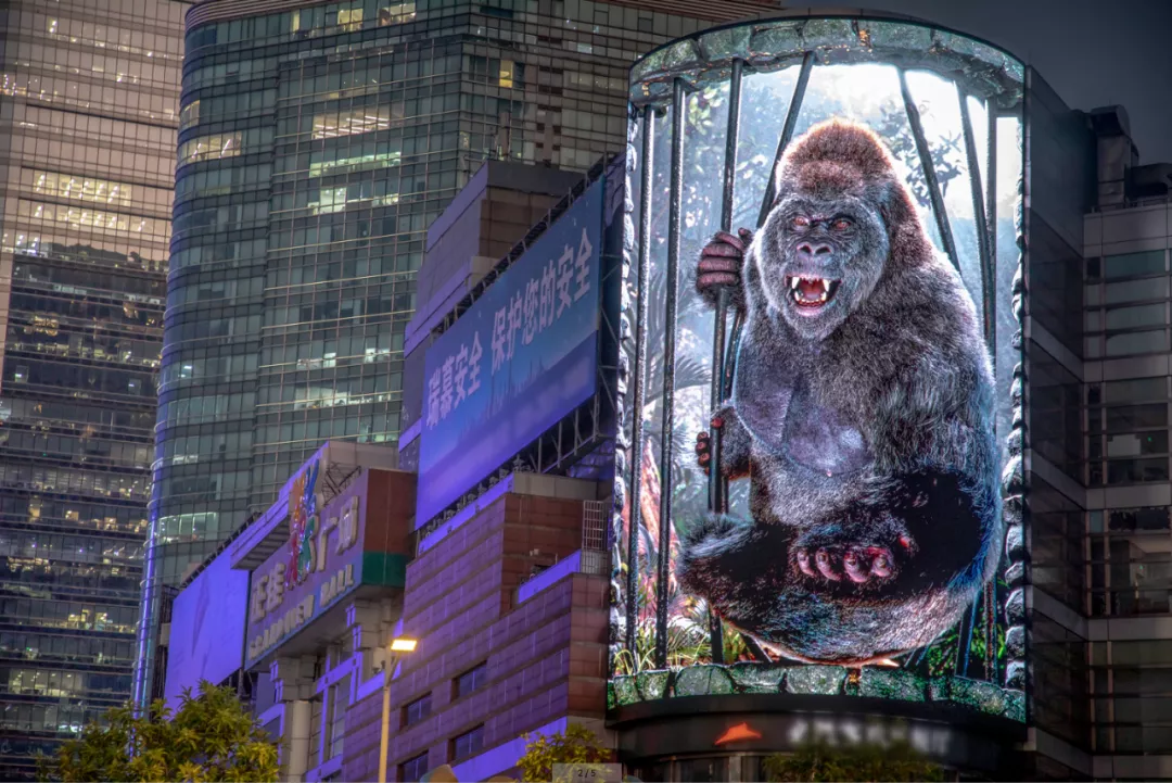 广州繁华商圈惊现巨型金刚！