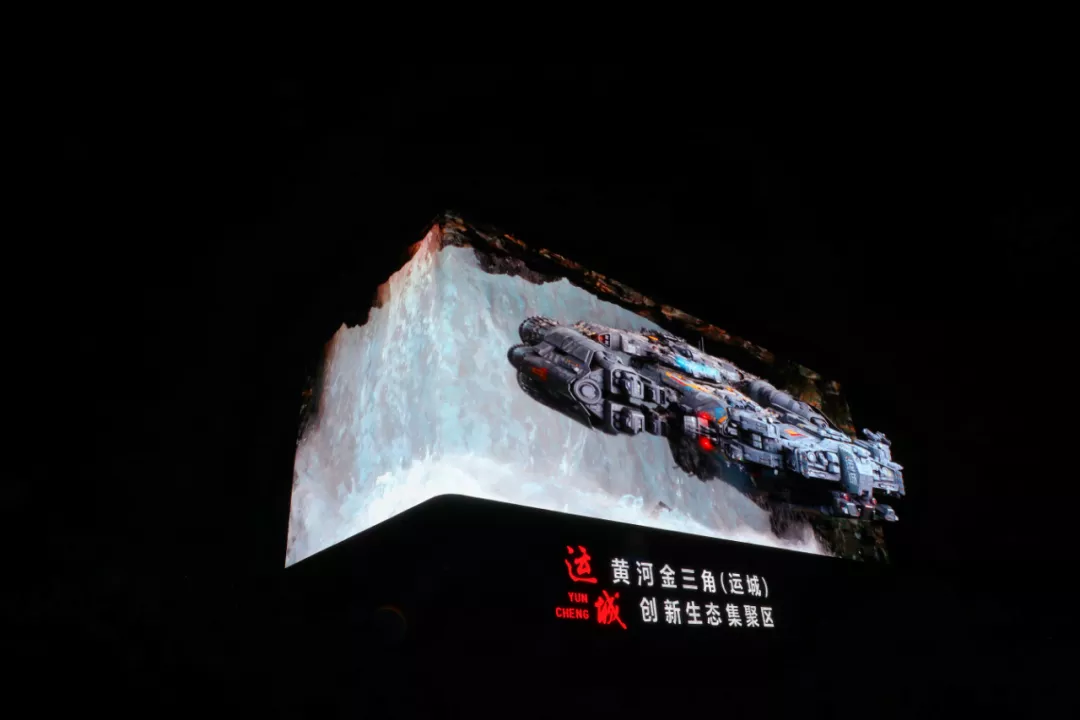 广州繁华商圈惊现巨型金刚！