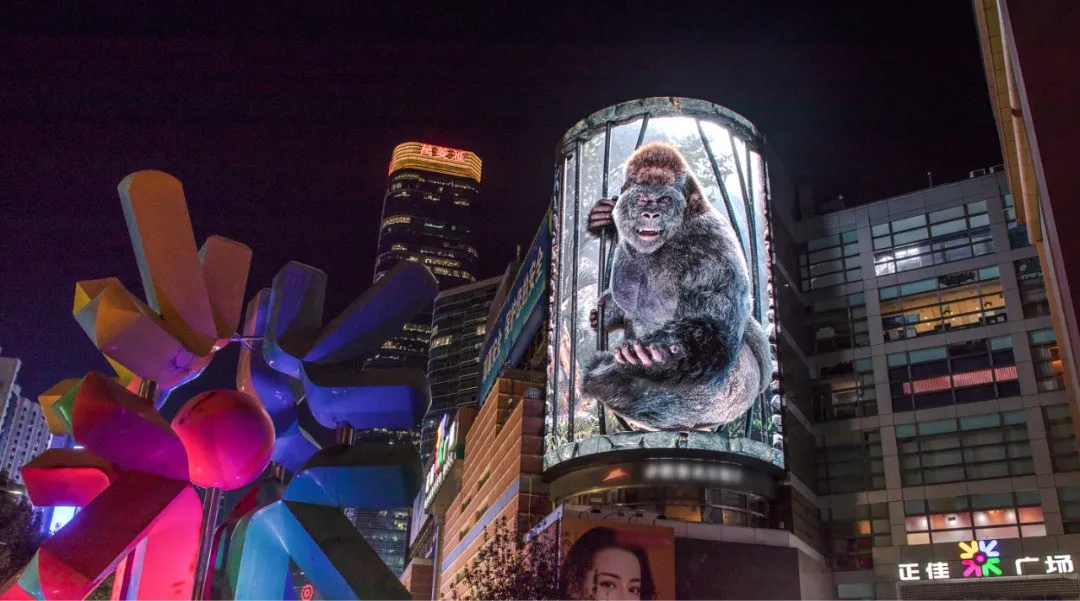 广州繁华商圈惊现巨型金刚！