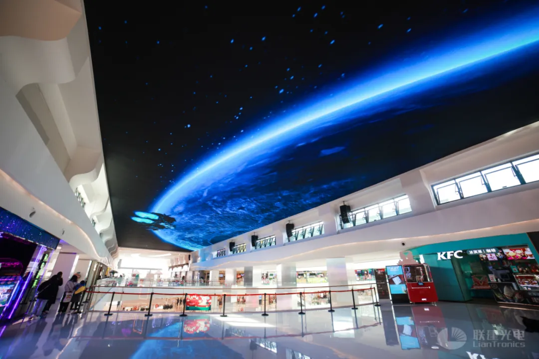 广州繁华商圈惊现巨型金刚！