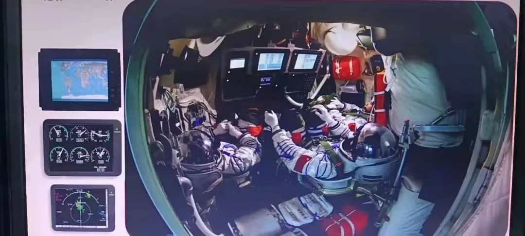 太空授课的显示屏配置,厉害了! 太空授课的显示屏配置,厉害了!