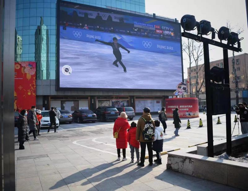 观赛新体验 8K超高清大屏亮相当代商城广场