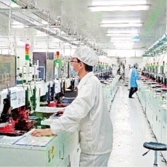 临时租用厂房里生产线高速运转