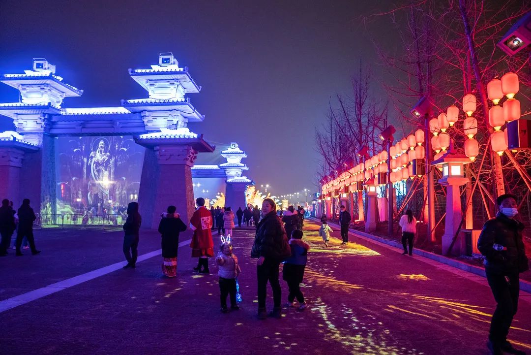 河南最大裸眼3D屏丨龙门石窟上演史诗级沉浸光影秀