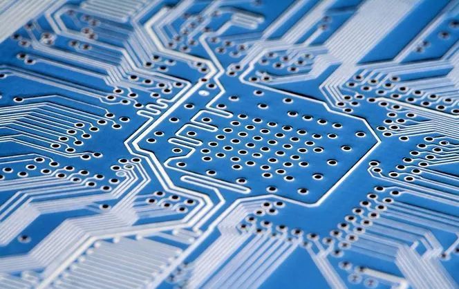 “拱手让江山”？重投16.5亿的Mini LED玻璃基板与PCB板的博弈局