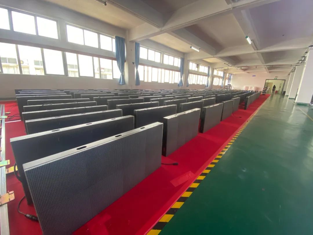 鼎力显示:匠心打磨“会呼吸”的地砖屏 鼎力显示:匠心打磨“会呼吸”的地砖屏