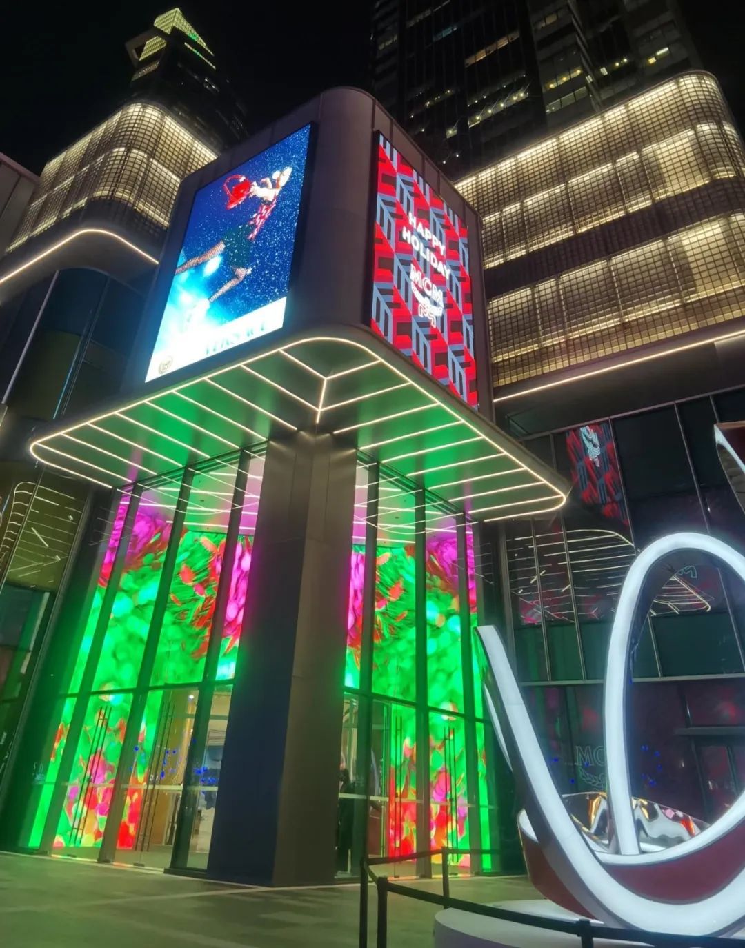 雷曼康硕展“水晶魔方”助力上海中信泰富广场焕新回归 雷曼康硕展“水晶魔方”助力上海中信泰富广场焕新回归