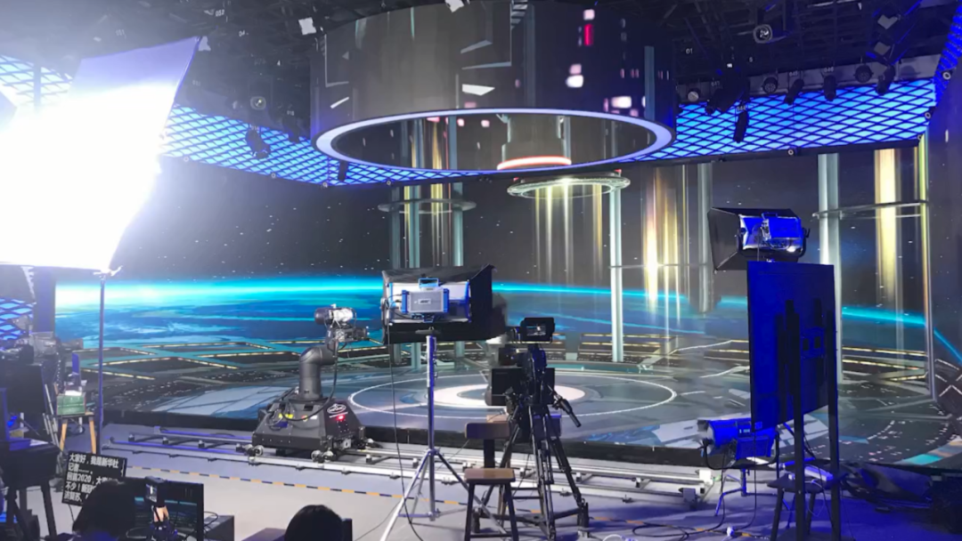 “考古”小间距：十年的技术探路，屏企们的坚守与创新