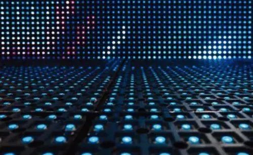 “考古”小间距：十年的技术探路，屏企们的坚守与创新