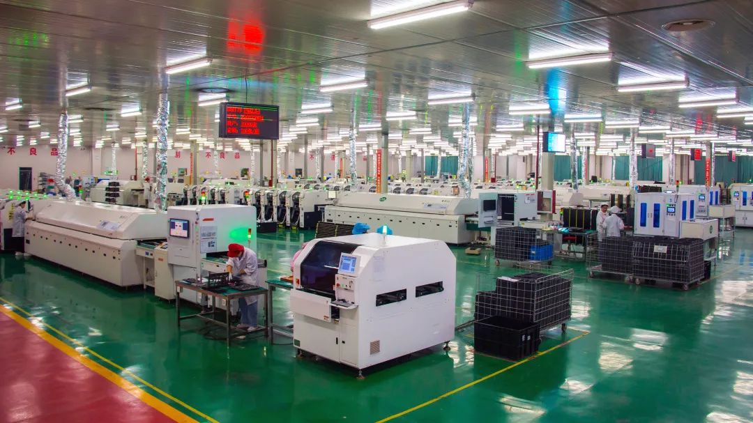 “考古”小间距：十年的技术探路，屏企们的坚守与创新