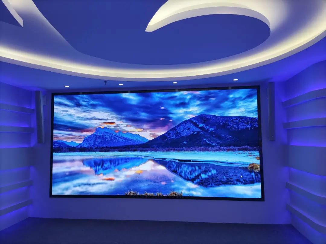 “考古”小间距：十年的技术探路，屏企们的坚守与创新