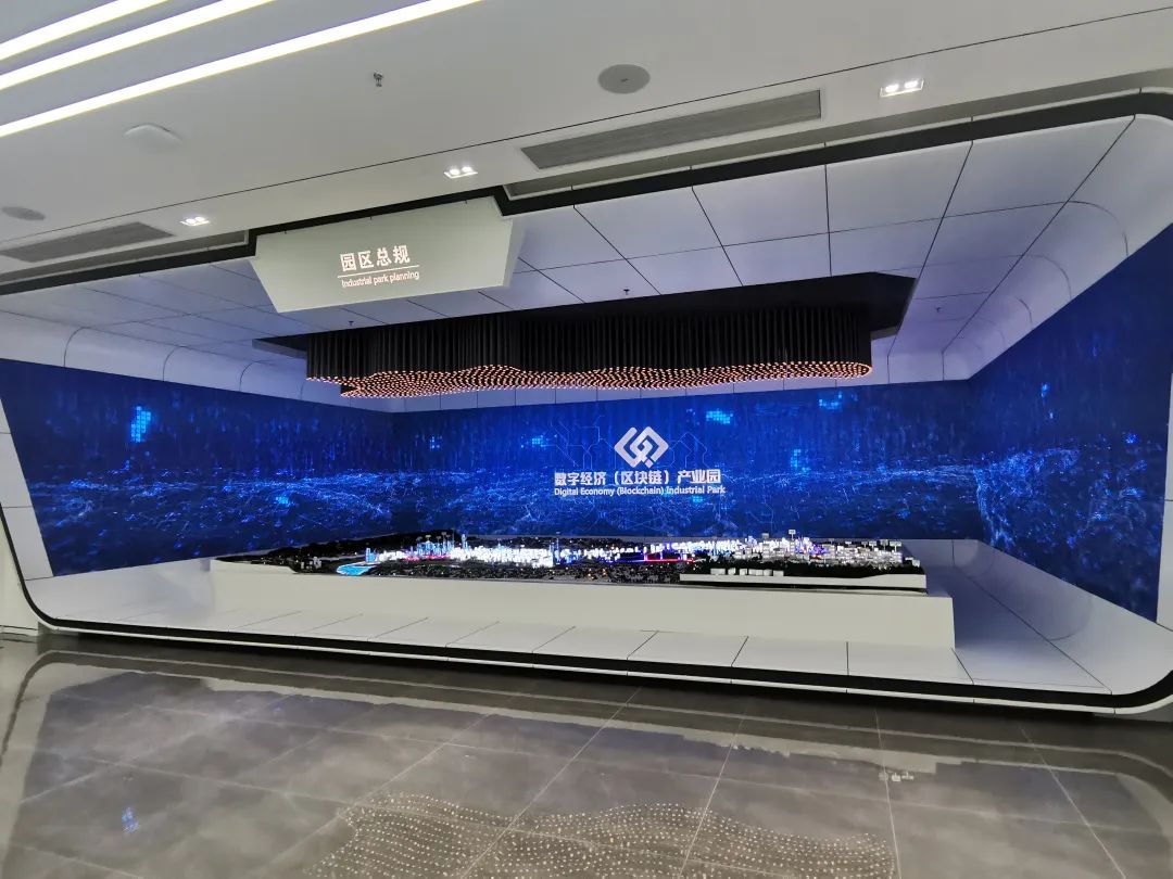 “考古”小间距：十年的技术探路，屏企们的坚守与创新