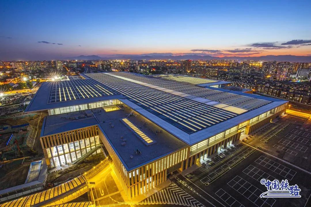 晶台户外猛龙LED助力“亚洲最大”北京丰台站华丽“变身”！